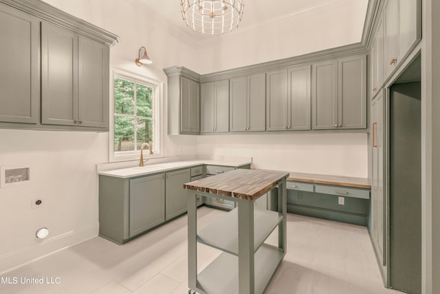 office area with crown molding, sink, and a chandelier