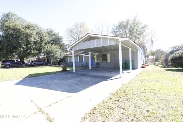 view of front of house with a carport and a front yard