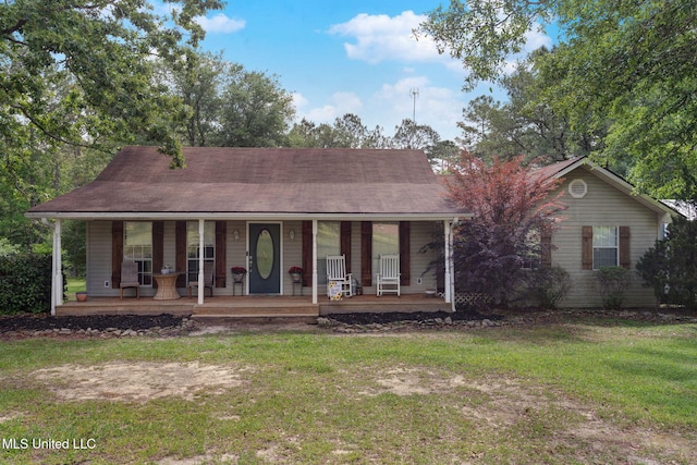 view of front facade featuring a porch and a front lawn
