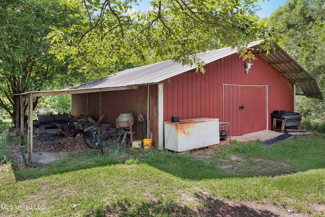 view of pole building featuring a yard