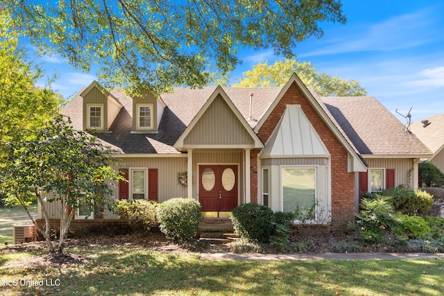 view of front of property featuring a front yard