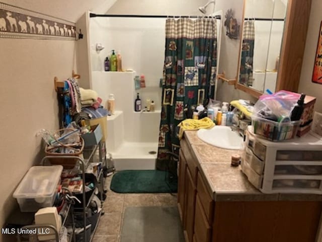 full bath featuring curtained shower and vanity