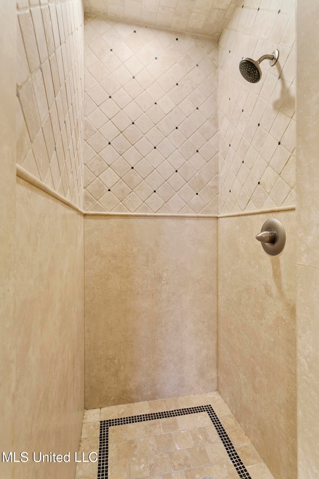 bathroom featuring a tile shower