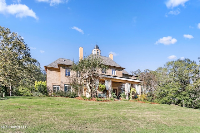 view of front of house featuring a front yard