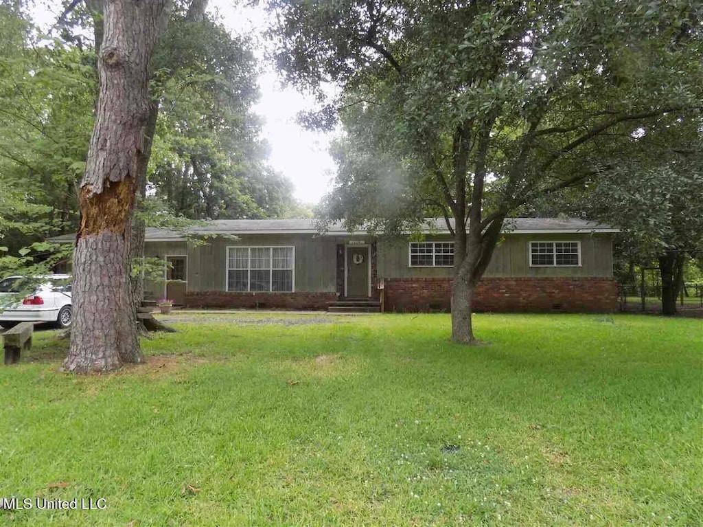 ranch-style home with a front yard