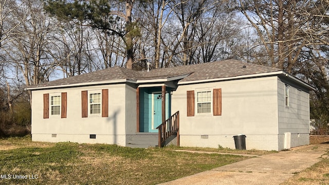 view of front of property featuring roof with shingles, a front lawn, and crawl space