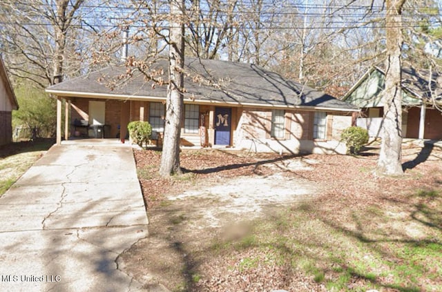 view of front facade featuring a carport