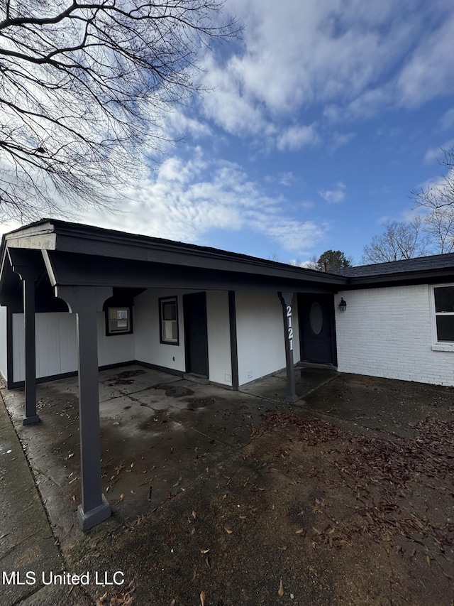 view of front of home featuring a carport