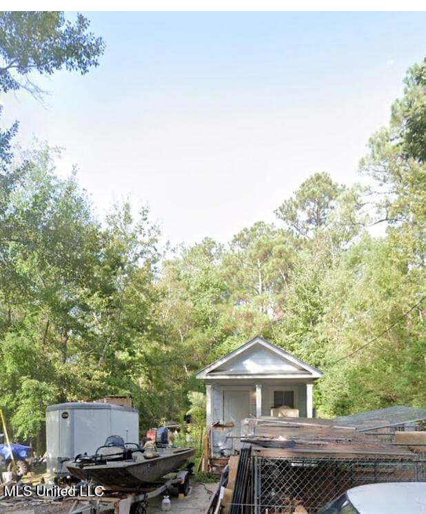 view of front of property featuring an outbuilding