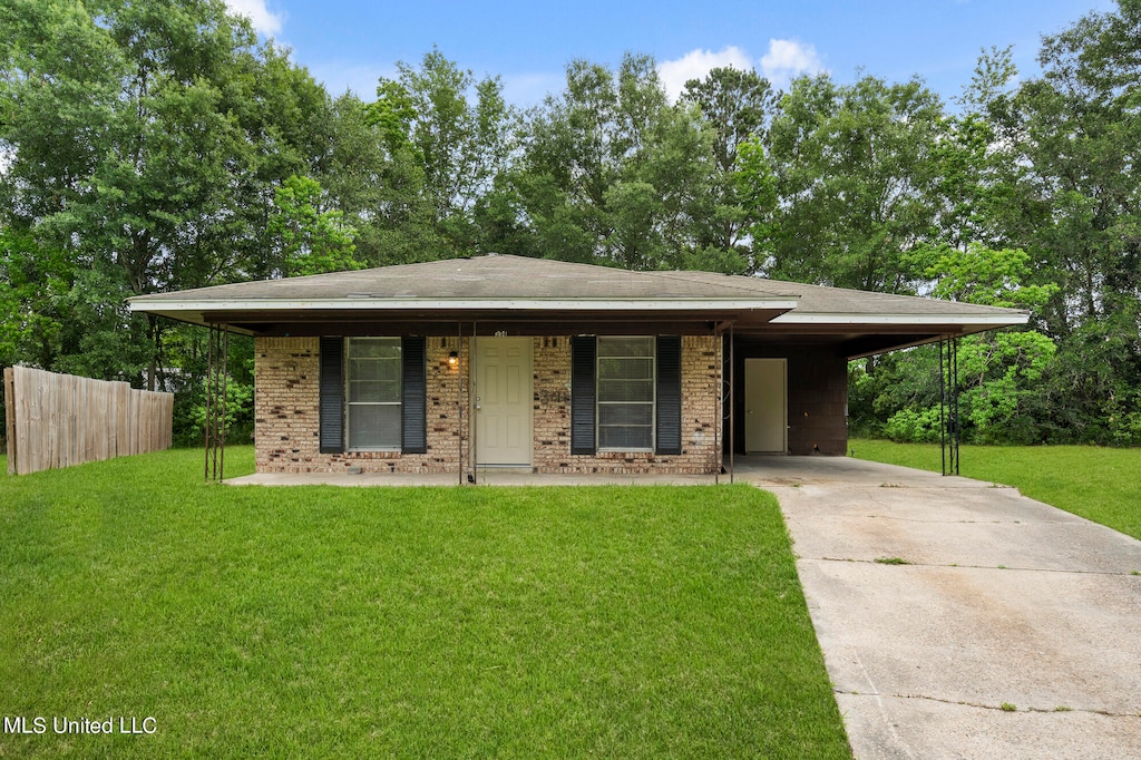 view of front facade featuring a front lawn and a carport