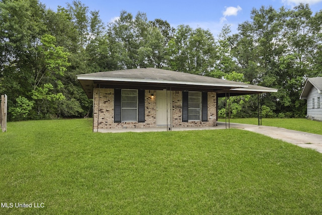 view of front of home featuring a front lawn and a carport