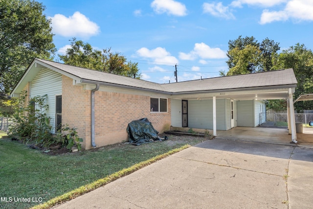 view of front of home featuring a front lawn and a carport