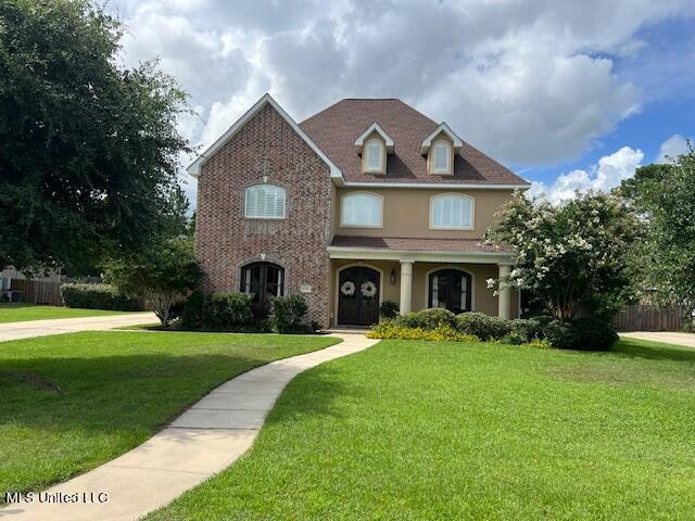 view of front of property with a front yard