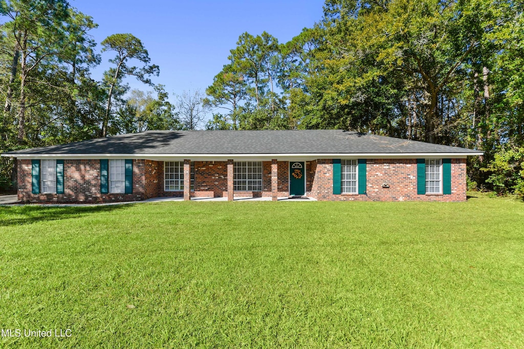 single story home featuring a front lawn