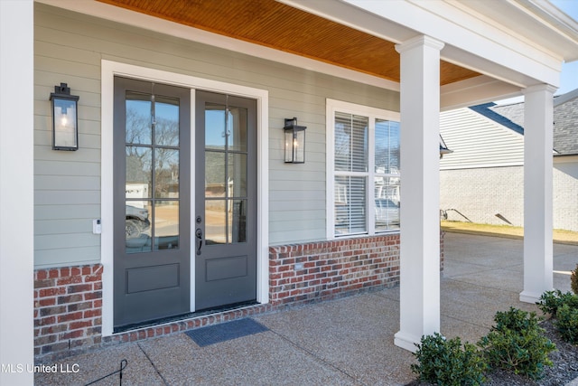 property entrance featuring a porch