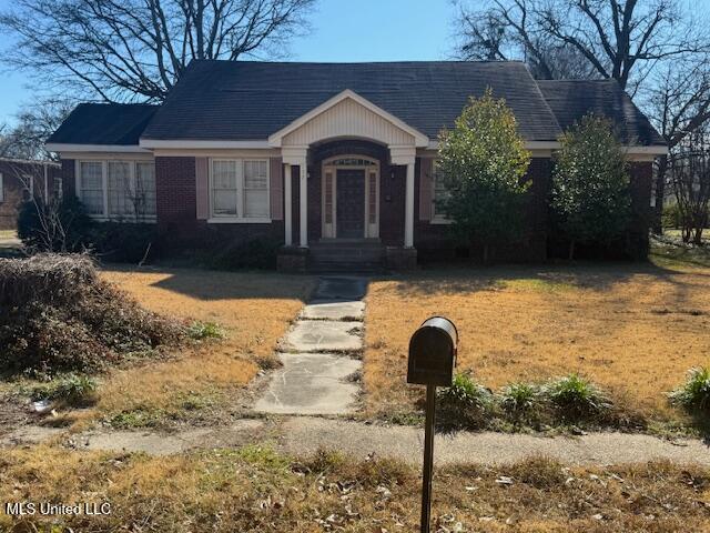view of front of property with a front yard