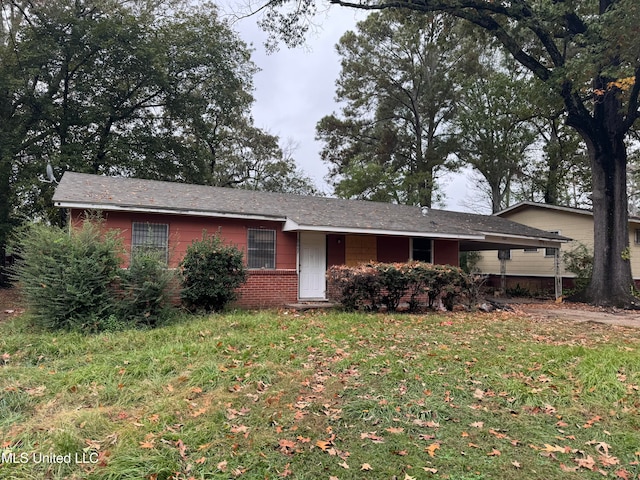 single story home featuring a front lawn