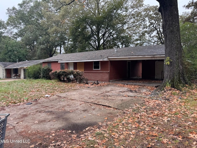 view of front facade featuring a carport