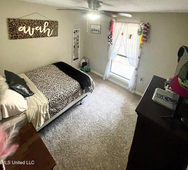 bedroom with ceiling fan, a textured ceiling, and carpet floors