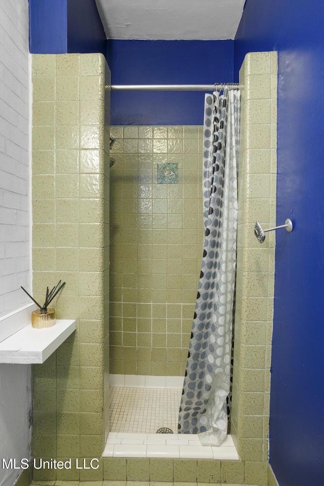 1704 N State St, Jackson, MS 39202 - full bath with tiled shower