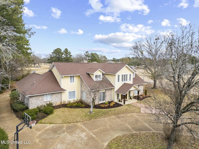 view of front of house featuring a front lawn