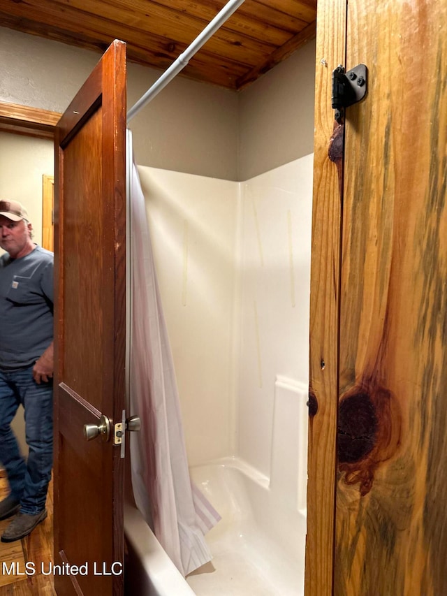 bathroom featuring wood ceiling and a shower with shower curtain