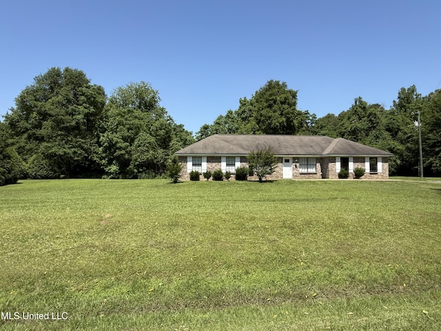 single story home featuring a front lawn