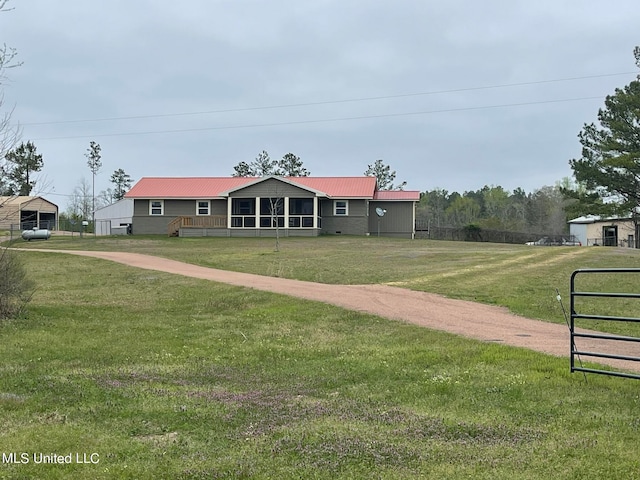 view of front of house featuring a front lawn