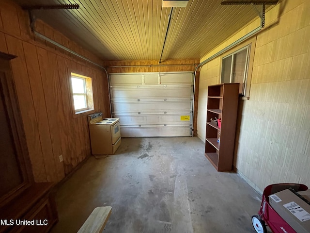 garage featuring washing machine and clothes dryer