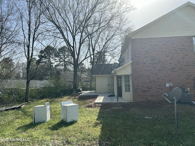 view of yard with a patio area
