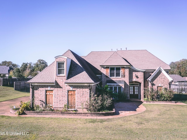 view of front facade featuring a front lawn