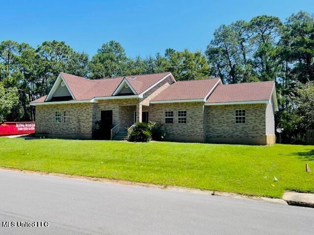 ranch-style home with a front yard