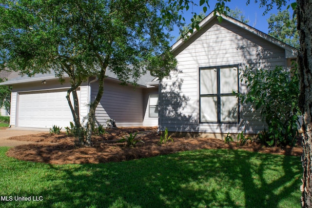 414 Spike Rdg, Canton, MS 39046 - view of front facade with an attached garage, a front lawn, and concrete driveway