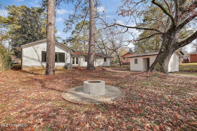 view of yard featuring a fire pit