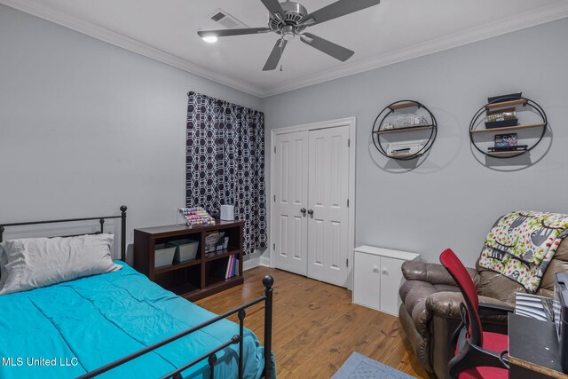 105 Camden Lake Cir, Madison, MS 39110 - bedroom with wood finished floors, crown molding, ceiling fan, and a closet