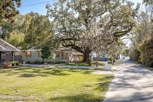 view of front facade with a front lawn