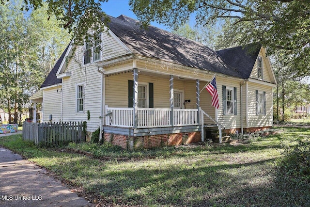 view of front of home featuring a porch and a front lawn