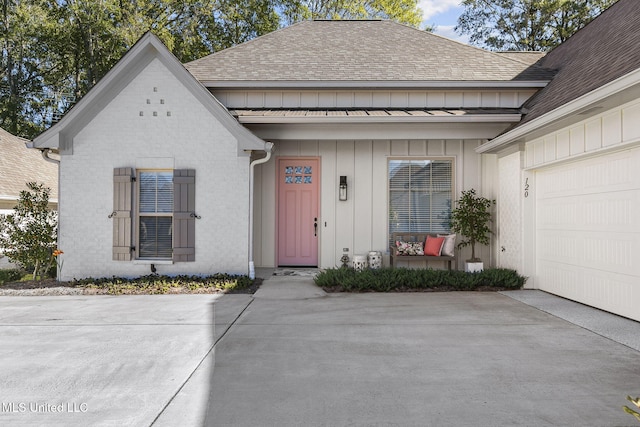 view of front facade with a garage