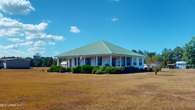 view of front facade with a front lawn