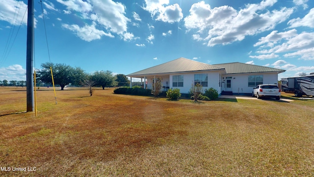 ranch-style home with a front lawn and covered porch