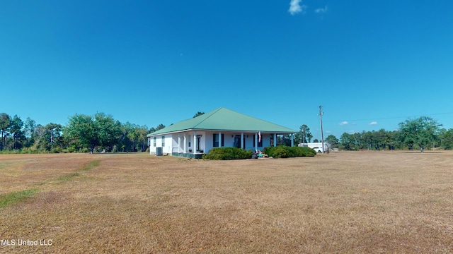 view of front of home with a front lawn