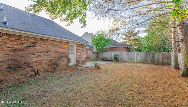 view of yard featuring a patio