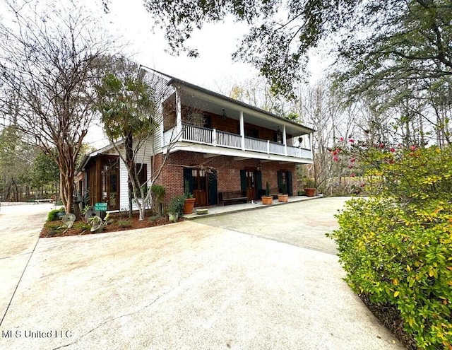 48 Fairway Dr, Natchez, MS 39120 - view of front facade with a balcony