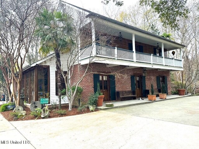 48 Fairway Dr, Natchez, MS 39120 - back of property featuring a balcony