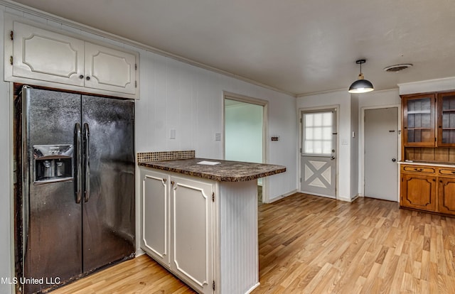 204 Turtle Creek Dr, Brandon, MS 39047 - kitchen with black fridge, a peninsula, dark countertops, light wood-type flooring, and ornamental molding