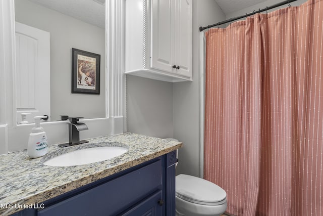 bathroom featuring a shower with curtain, vanity, a textured ceiling, and toilet