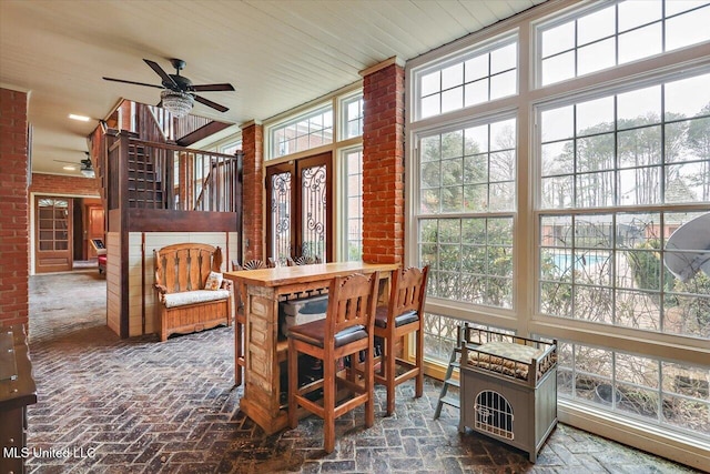 sunroom with ceiling fan