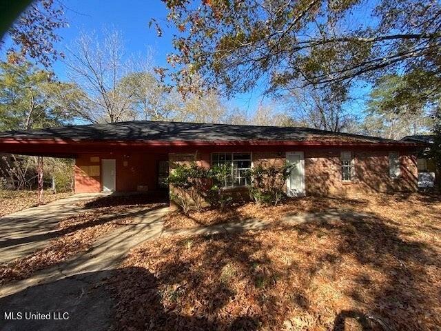 952 Palm St, Jackson, MS 39212 - ranch-style house with a carport and concrete driveway
