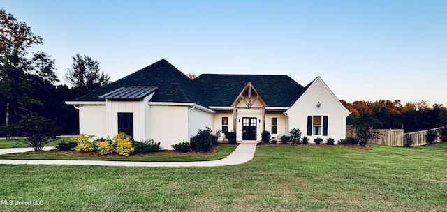 view of front facade featuring a front lawn