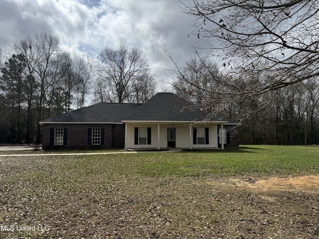 ranch-style house featuring a front yard